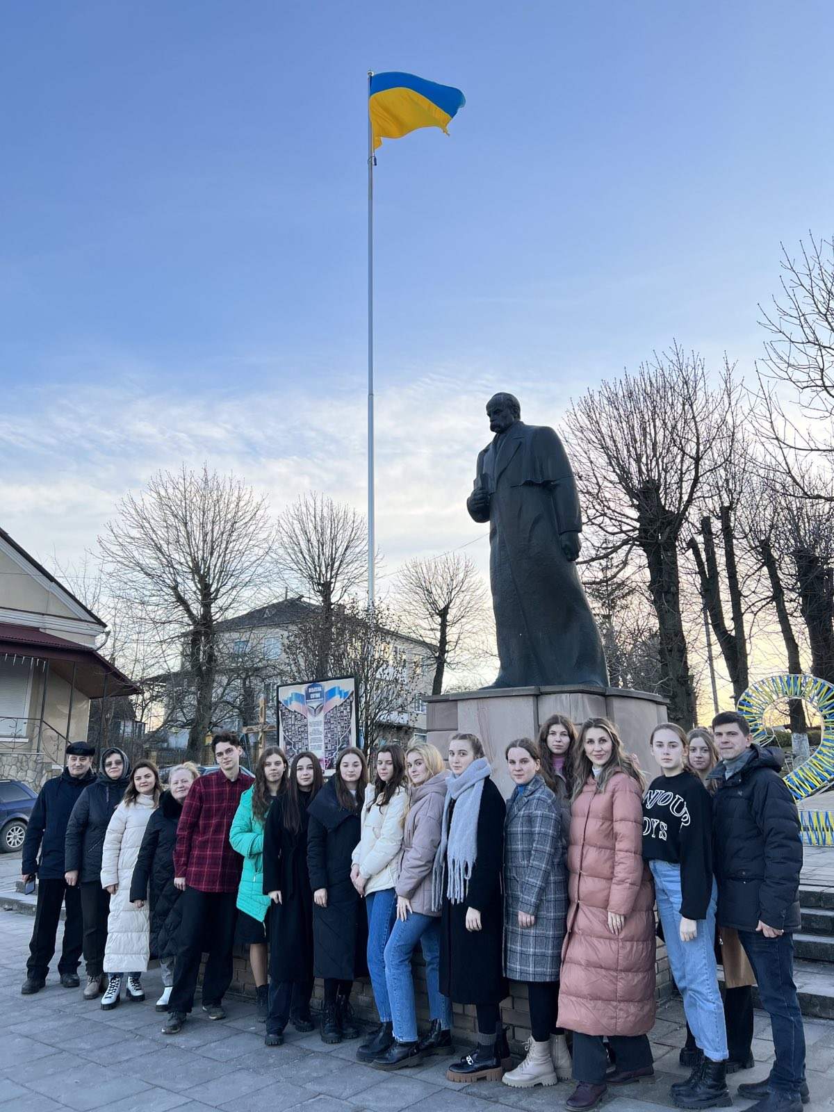 Хорове виконання пісні «Думи мої, думи мої» біля пам’ятника Шевченкові у Вишнівці